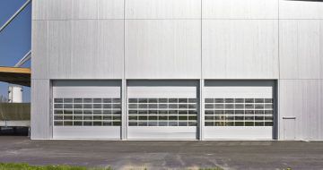 Toranlage und Gebäude aus einem Guß